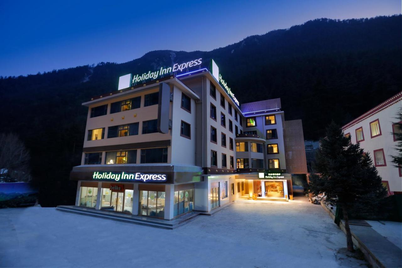 Holiday Inn Express Jiuzhaigou,Only 600 Meters To Jiuzhaigou Park By Ihg Exteriör bild