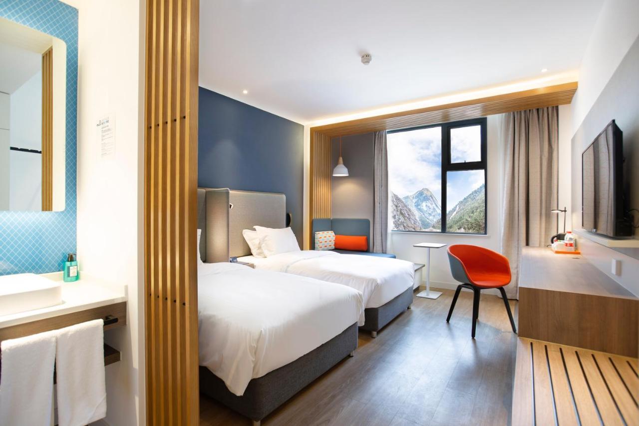 Holiday Inn Express Jiuzhaigou,Only 600 Meters To Jiuzhaigou Park By Ihg Exteriör bild