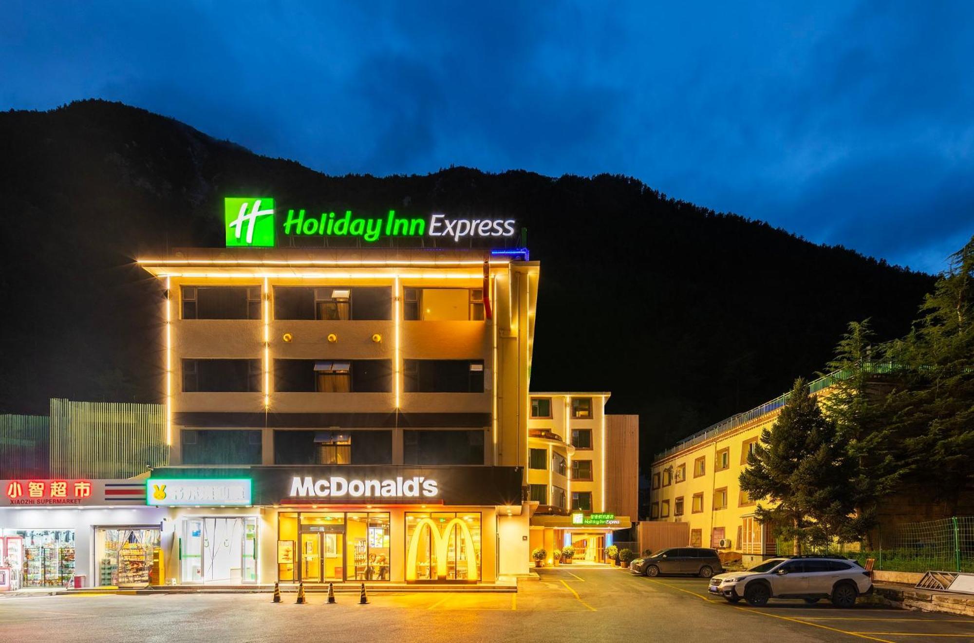 Holiday Inn Express Jiuzhaigou,Only 600 Meters To Jiuzhaigou Park By Ihg Exteriör bild