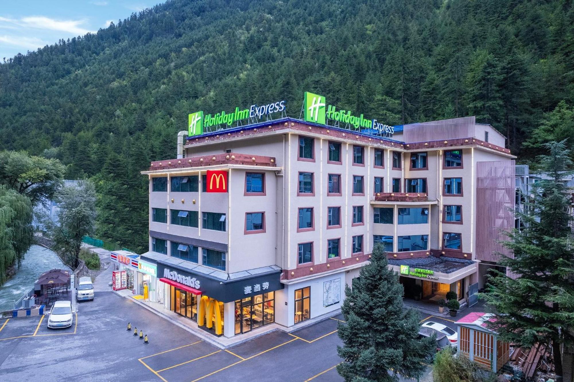 Holiday Inn Express Jiuzhaigou,Only 600 Meters To Jiuzhaigou Park By Ihg Exteriör bild