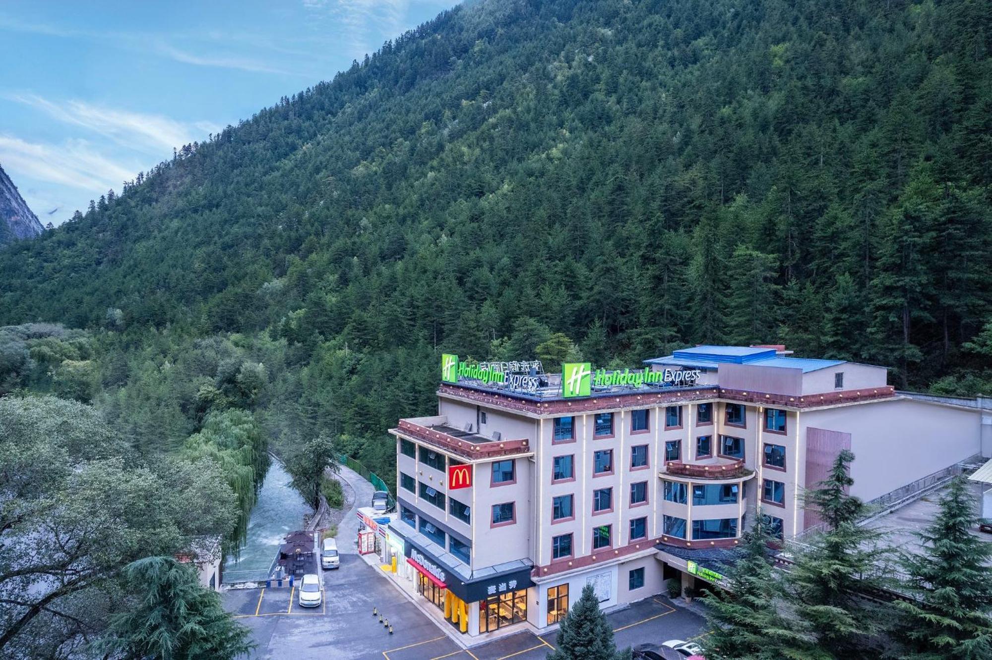 Holiday Inn Express Jiuzhaigou,Only 600 Meters To Jiuzhaigou Park By Ihg Exteriör bild
